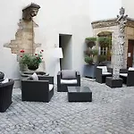 Maison Philippe Le Bon Hotel, Restaurant & Bar Le 19