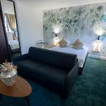 Maison Philippe Le Bon Hotel, Restaurant & Bar Le 19 4*