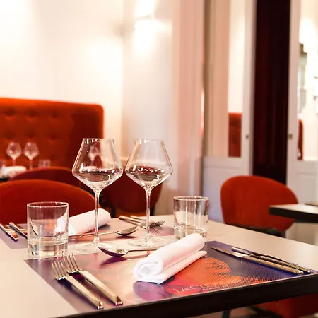 Отель Maison Philippe Le Bon Hotel, Restaurant & Bar Le 19 4*