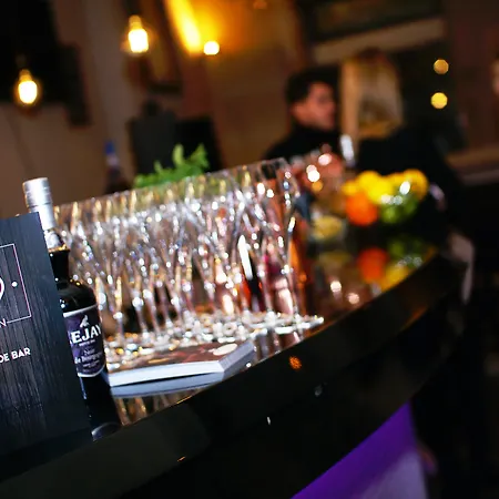 Maison Philippe Le Bon Hotel, Restaurant & Bar Le 19