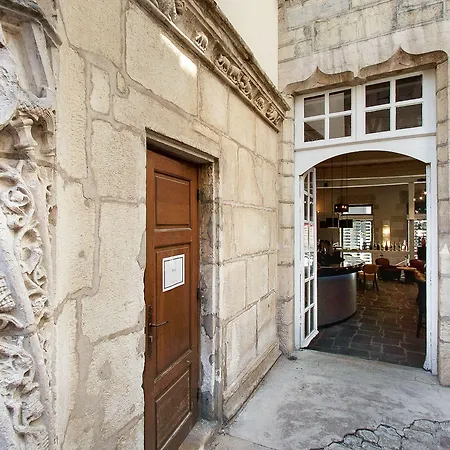 Maison Philippe Le Bon Hotel, Restaurant & Bar Le 19 4*