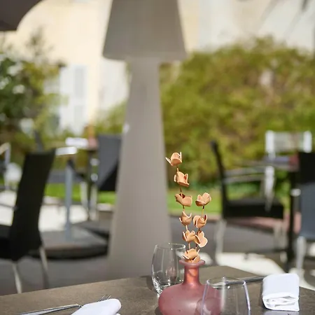 Maison Philippe Le Bon Hotel, Restaurant & Bar Le 19 4*