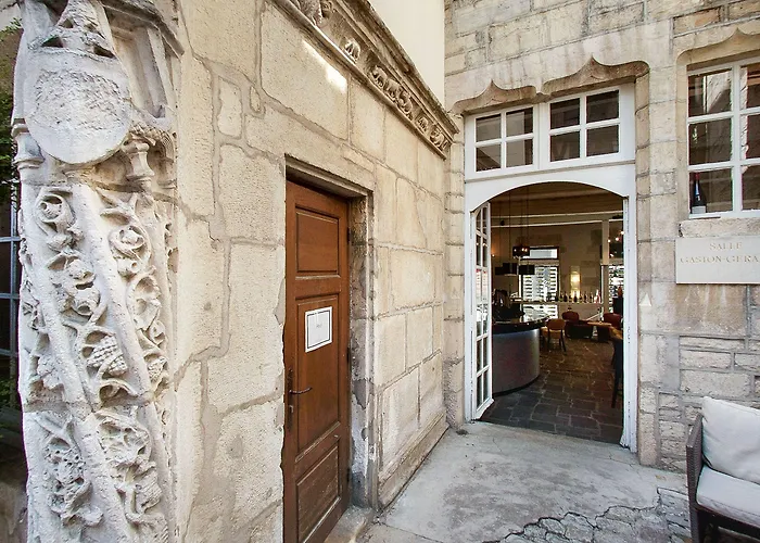 Maison Philippe Le Bon Hotel, Restaurant & Bar Le 19 4*